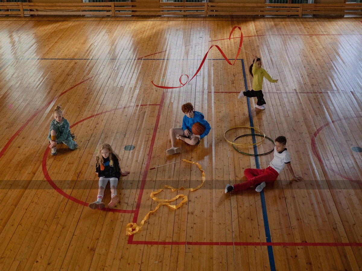 摊开在桌面上的方格手册、铅笔与直尺，顶部柔光，米白与岩灰为主色