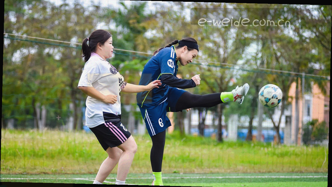 球场计时牌与场边广告板局部，画面带颗粒感与琥珀色高光